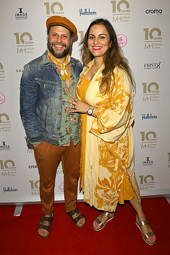 Saina Bayatpour und Manuel Cortez, Sommerfest zu 10 Jahre Maja Henke, MH &Auml;sthetik Henke "Infusionnovation & Skinrevolution" in der Praxis MH &Auml;sthetik Henke in M&uuml;nchen am 22.07.2024 &copy;Foto. Agency People Image Michael Tinnefeldo 